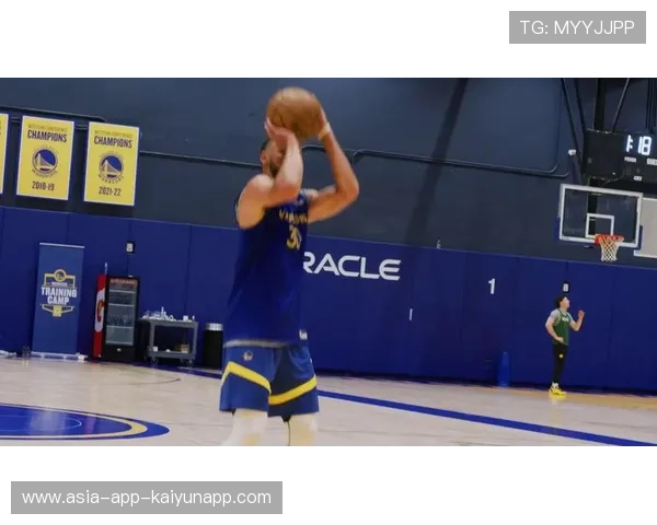 库里在训练营中示范投篮技巧并签名留念给每位孩子