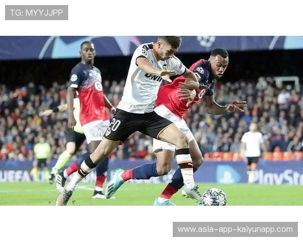 伊尔迪兹边路连续摆脱后送出传中：风驰电掣的边路艺术